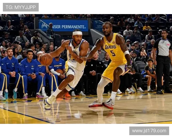 2015年湖人与勇士季前赛精彩对决回顾与分析