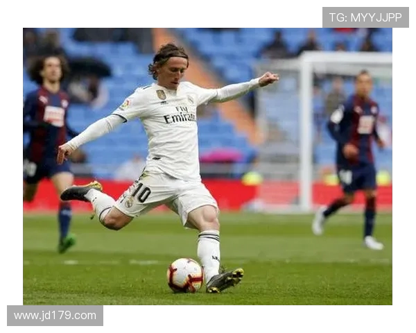 莫德里奇:足球场上的艺术家与战士,传奇生涯的背后故事与成就解析 莫德里奇:足球场上的艺术家与战士,传奇生涯的背后故事与成就解析